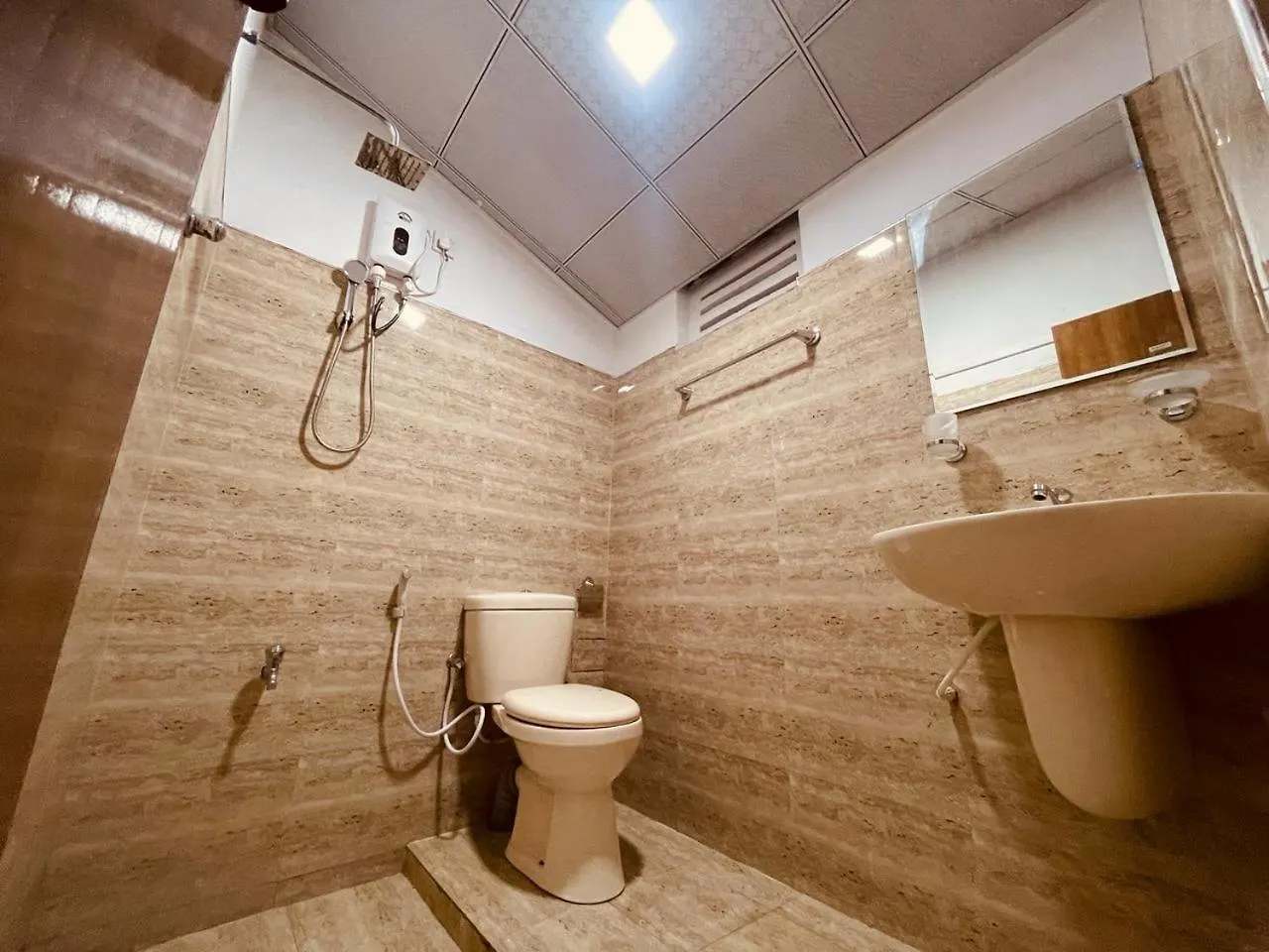 Lake Classical Guest House كاندي